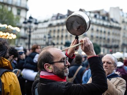 Cacerolada contra el presidente de Francia, Emmanuel Macron, celebrada en París el 24 de abril.