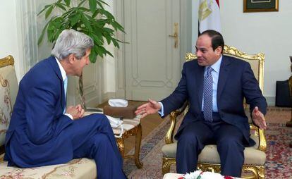El secretario de Estado, John Kerry, y el presidente egipcio Al Sisi.