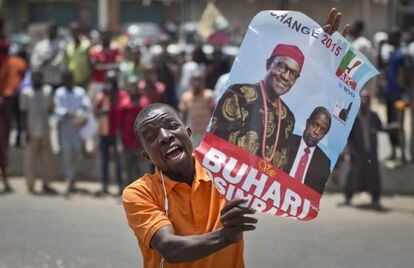 Un partidario de Buhari sostiene una pancarta, este martes en Nigeria.