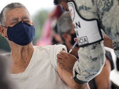 Un hombre recibe la tercera dosis de la vacuna AstraZeneca contra la covid-19 en Monterrey, Mexico.