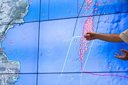 Las geolocalizaciones de las embarcaciones pesqueras las muestran justo fuera de la zona económica exclusiva.