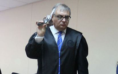 El abogado, con una pistola de colecci&oacute;n.
