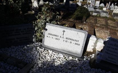 L&aacute;pida del general alem&aacute;n de las SS en el Cementerio Civil de Madrid.
