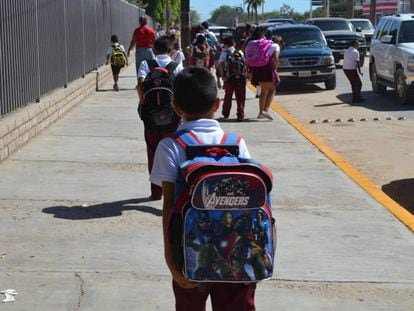 Niños a las afueras de una escuela en Sonora, norte de México.