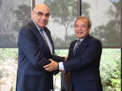 El ya ex presidente de Abertis, Salvador Alemany, junto a su sustituto en el consejo de la concesionaria, Marcelino Fern&aacute;ndez Verdes. 