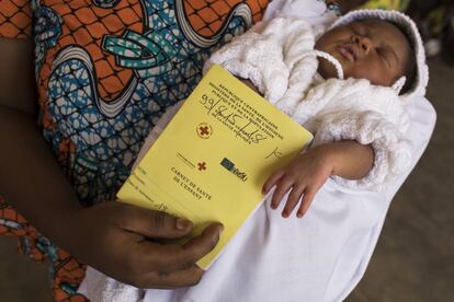 La pequeña Aurore Cedrissi Konngbondo con su certificado de nacimiento el pasado 22 de mayo en Bangui (República Centroafricana).