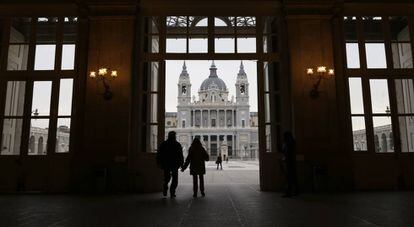 Fachada de la Catedral de Santa María la Real de la Almudena a través de la plaza de Armas. 