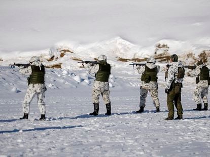 Un grupo de reservistas de la Brigada Karelia disparan durante unos ejercicios militares en Taipalsaari, al suresta de Finlandia, el pasado día 9.