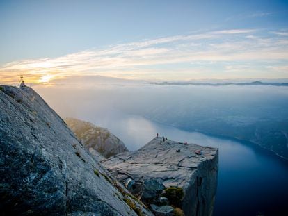 El Preikestolen es el acantilado más famoso de Noruega, cortado a pico a 600 metros de altura sobre el Lysefjord.