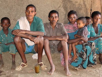 Una familia en el interior de su casa en Bahir Dar, en la orilla del lago Tana, en el noroeste de Etiopía.