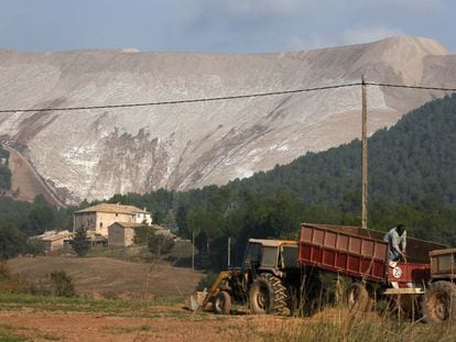 Una montaña artificial de sales de Iberpotash en el Bages (Barcelona).