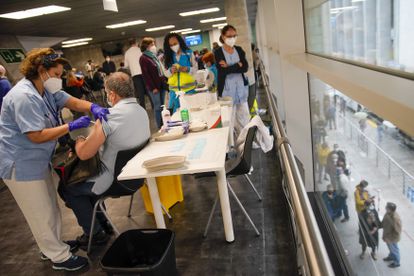Sanitarios vacunan este viernes con dosis de AstraZeneca en el WiZink Center de Madrid.