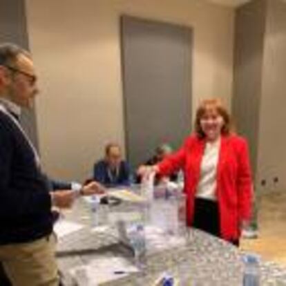 Beatriz Saura, candidata a decana por 'La Abogacía que nos une', vota