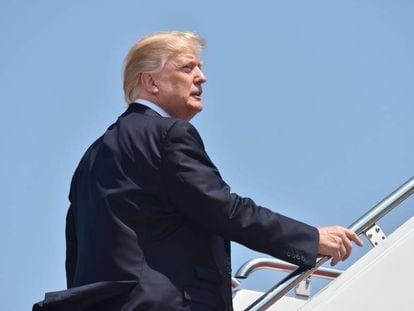 Donald Trump sube al Air Force One para volar a Arizona, el martes.