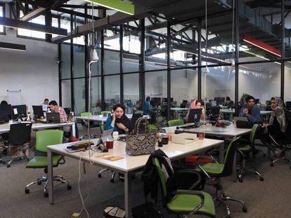 Espacio de trabajo compartido en la Fábrica de Innovación Azadi, en Teherán, un proyecto mixto público-privado para promover el emprendimiento entre los jóvenes.