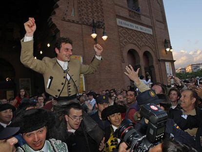 El rejoneador Andy Cartagena sale a hombros por la Puerta Grande de Las Ventas.