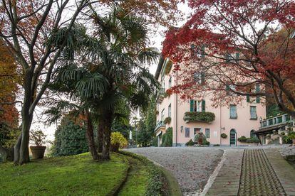 La diseñadora de moda Donatella Versace ha adquirido la Villa Mondadori, propiedad de la dinastía editorial Mondadori en el Lago Maggiore y una de las fincas más famosas de Italia. Situada en Meina, en el norte del país, la villa se ha vendido por unos millones de euros.