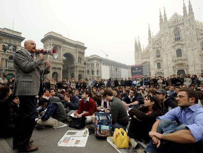 Manifestación de estudiantes en la Plaza del Duomo de Milán contra los recortes en educación impulsados por el Gobierno de Berlusconi en 2008