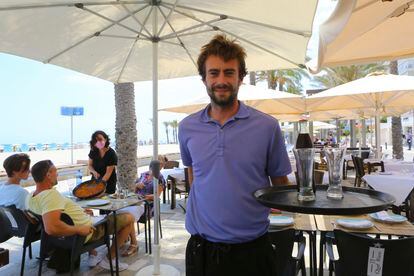 Pablo Buigues, encargado del restaurante Qué Rico, en la terraza de su restaurante en la playa de San Juan (Alicante), a finales de julio.