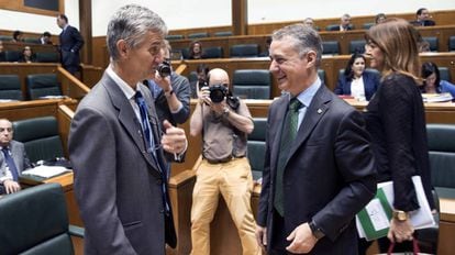 Iñigo Urkullu (d) conversa con el letrado mayor del Parlamento Vasco.