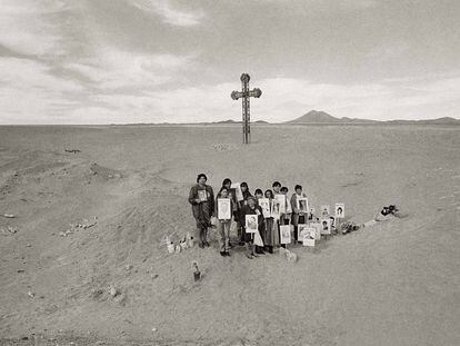 Familiares con retratos de desaparecidos. Calama (Chile), 1999.