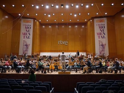 La Orquesta de RTVE, dirigida por Borja Arias, durante el ensayo de una obra compuesta por IA el pasado noviembre.
