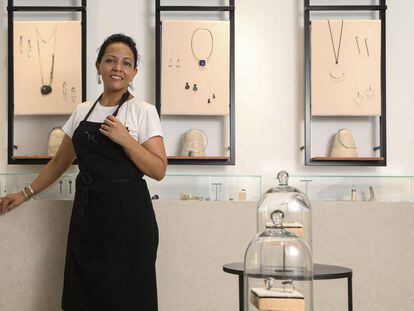 Nirka Panoso a la seva botiga taller de Sant Sadurní d'Anoia.