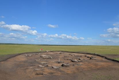 Túmulo funerario de kurgan, durante la excavación