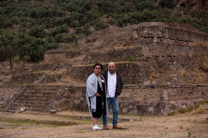 Monserrat Barragán y su hijo Alejandro Aldana, en Huapalcalco, este lunes.