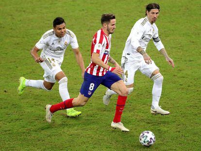 Casemiro y Sergio Ramos persigue a Saúl durante la final de la Supercopa de España.