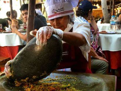 Una cocinera trabaja en un bat&aacute;n en La Nueva Palomino en Arequipa.