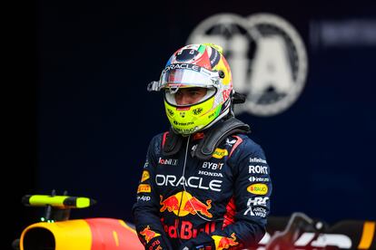 Checo Pérez en el garaje de Red Bull durante el Gran Premio de Fórmula 1 de Austria.