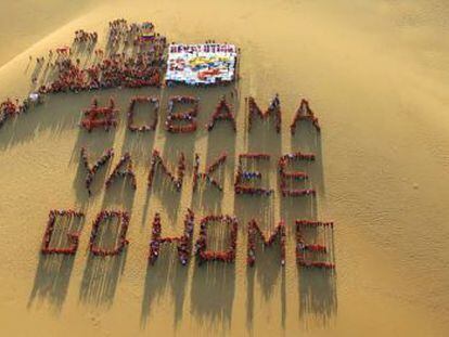 Un grupo de personas forma la frase "#Obama yankee go home" en Falcón (Venezuela).