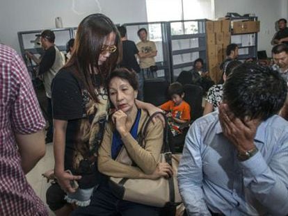 Familiares de los pasajeros del QZ8501 esperan noticias en el aeropuerto de Surabaya.