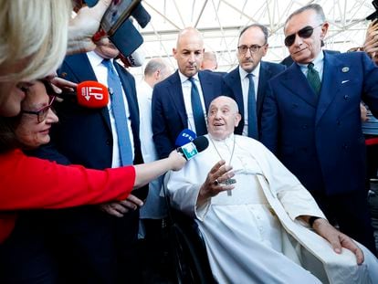 El papa Francisco habla con la prensa tras abandonar el hospital, este viernes en Roma.
