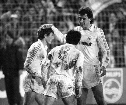 Butragueño, Valdano y Juanito durante un partido de Copa de Europa en el Bernabéu.