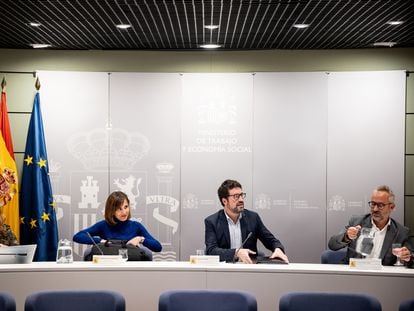 El secretario de Estado de Trabajo, Joaquín Pérez Rey (centro), junto a Nieves González, directora General de Trabajo; y Carlos Arranz, director del Instituto Nacional de Seguridad y Salud en el Trabajo. En una foto del Ministerio de Trabajo.