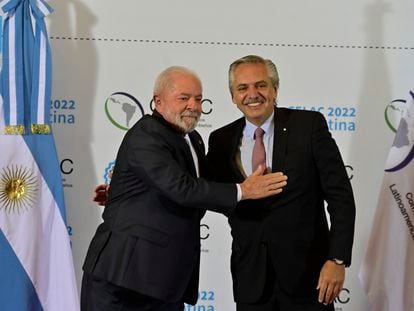 El presidente de Argentina, Alberto Fernández, recibe al presidente de Brasil, Luiz Inácio Lula da Silva, en el inicio de la cumbre de la CELAC, hoy en Buenos Aires.
