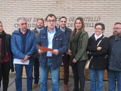 Jesús Merino, que ha caído como cabeza de la lista municipal, leyendo un comunicado en la puerta de la Ciudad de la Justicia de Castellón.