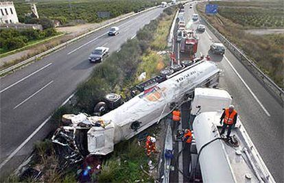 El camión cisterna siniestrado ayer en Valencia tras colisionar con un turismo.