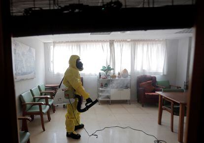 Un miembro de la UME (Unidad Militar de Emergencias) desinfecta una residencia de mayores en Valencia durante la primera ola de la pandemia.