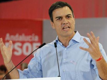 El secretario general del PSOE, Pedro Sanchez durante su intervenci&oacute;n en un acto p&uacute;blico en Viator (Almer&iacute;a).