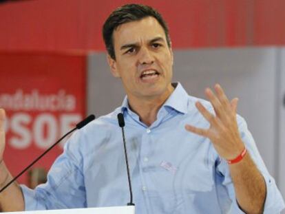 El secretario general del PSOE, Pedro Sanchez durante su intervenci&oacute;n en un acto p&uacute;blico en Viator (Almer&iacute;a).