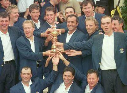 Severiano Ballesteros, capitán del equipo de Europa, celebra  con sus compañeros la conquista de la Copa Ryder de 1997 ante Estados Unidos.