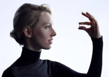 La empresaria Elizabeth Holmes, con uno de los tubos de su sistema de análisis.