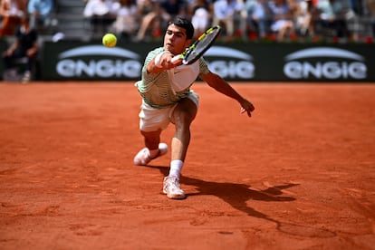 Alcaraz devuelve la pelota a Djokovic.