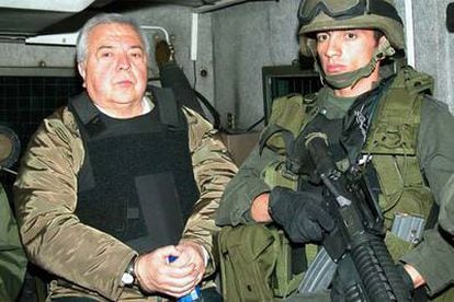Gilberto Rodríguez Orejuela, escorted by Colombian soldiers, before boarding the plane that took him to the United States in 2004.