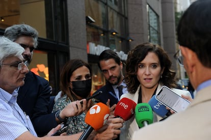 La presidenta de la Comunidad de Madrid, Isabel Díaz Ayuso, entrega declaraciones a los medios de comunicación en la zona de la Quinta Avenida el 27 de septiembre de 2021, en Nueva York.