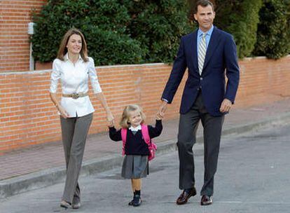Los Príncipes de Asturias dejan a Leonor en el colegio, en el primer día en las aulas de la Infanta