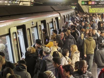 Colas en el metro, ayer, por la huelga.